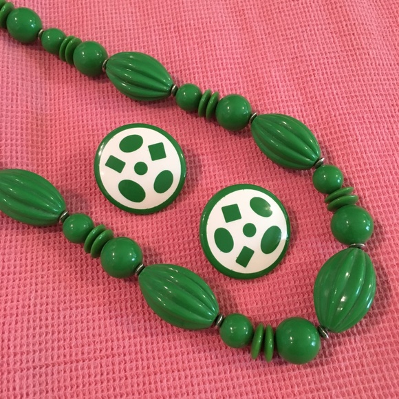 Jewelry - Vintage 1970s 30" green mod necklace earrings set